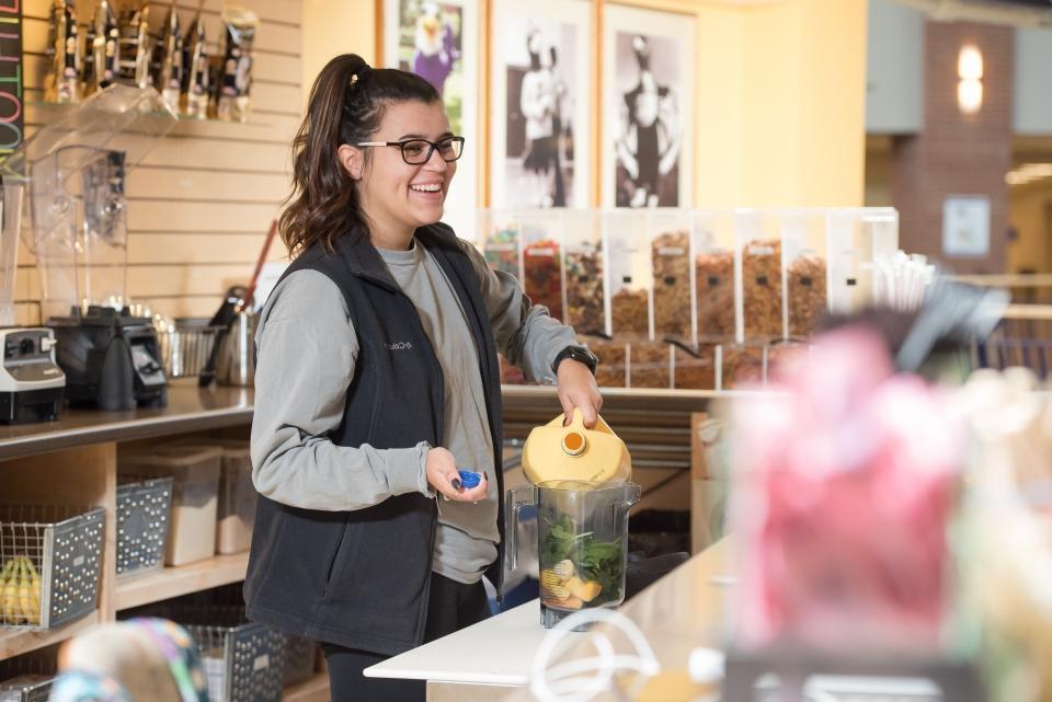 Server at 塔菲冰沙吧 prepares a smoothie for a customer